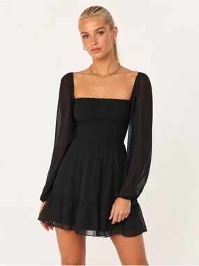 NWT Aritzia Wilfred Size Medium Black Smocked Square-Neck Long-Sleeve Mini Dress